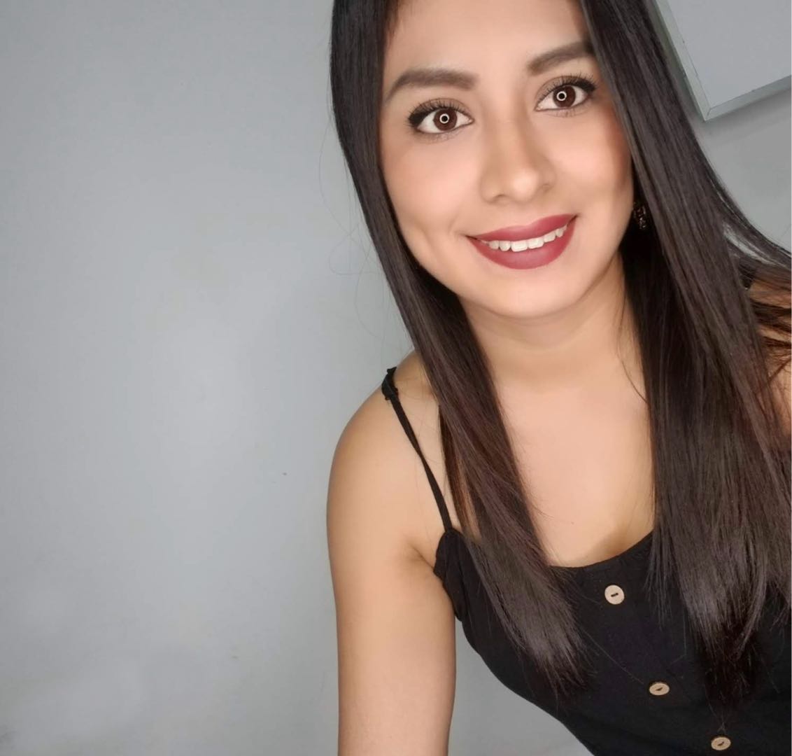 Chica en línea iniciando un videochat en directo
